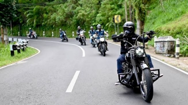 5 Potret Keseruan Geng Motor The Prediksi Touring, Kostumnya Bikin Salfok