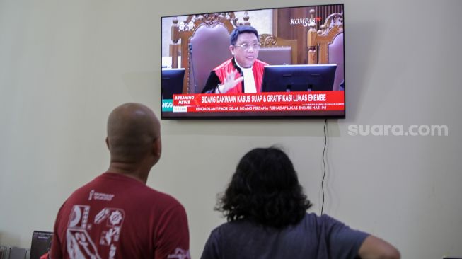 Jurnalis mengikuti secara online sidang perdana terdakwa Lucas Enembe di Press Room KPK, Gedung Merah Putih, Jakarta, Senin (12/6/2023). [Suara.com/Alfian Winanto]
