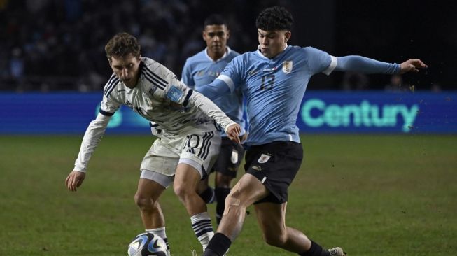 Gelandang timnas Italia U-20 Tommaso Baldanzi (Kiri) dan bek Uruguay U-20 Alan Matturro (Kanan) memperebutkan bola selama pertandingan final Piala Dunia U-20 2023 Argentina antara Uruguay vs Italia di stadion Estadio Unico Diego Armando Maradona di La Plata, Argentina, pada Juni 11, 2023.Luis ROBAYO / AFP.