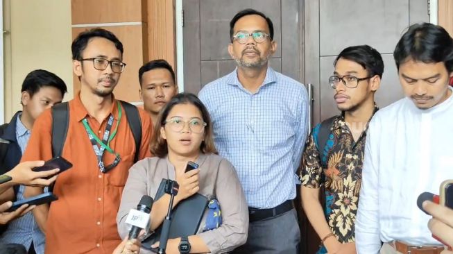 Koordinator KontraS Fatia Maulidiyanty dan Haris Azhar menanggapi keterangan dua staf Menko Marves Luhut B Pandjaitan di sidang yang digelar di PN Jakarta Timur. (Suara.com/Rakha)