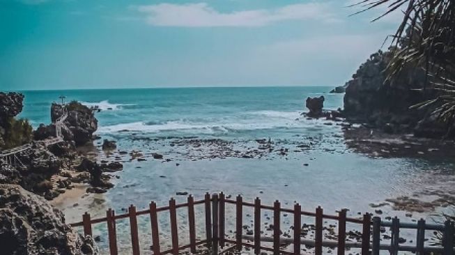 Pantai Nglambor, Tempat Wisata di Gunungkidul dengan Panorama Alam Indah