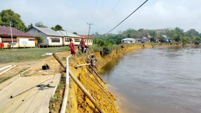 Puluhan Rumah Warga Terancam Abrasi Sungai Laur Ketapang