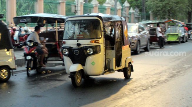 Tuk-Tuk menjadi salah satu transportasi umum paling populer di Kamboja. [Suara.com/Ronald Seger Prabowo]