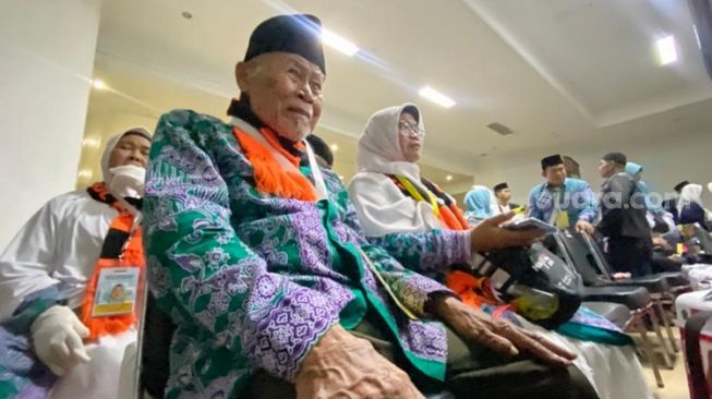 Senyum Abah Halim, Jamaah Haji Berusia Lebih dari Satu Abad yang Berangkat ke Tanah Suci