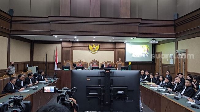 Sidang perdana Lukas Enembe ditunda karena ingin hadir langsung sebagai terdakwa di persidangan. (Suara.com/Yaumal)