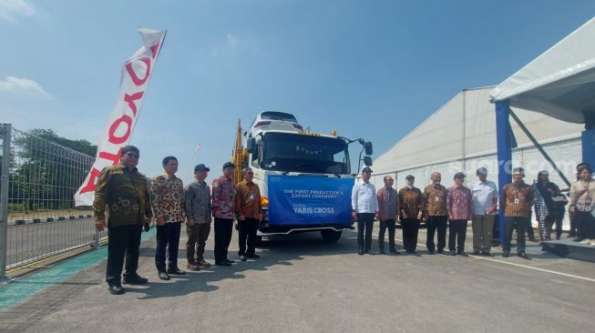 PT Toyota Motor Manufacturing Indonesia (TMMIN) memulai ekspor perdana Yaris Cross.  [Suara.com/Manuel Jeghesta Nainggolan]