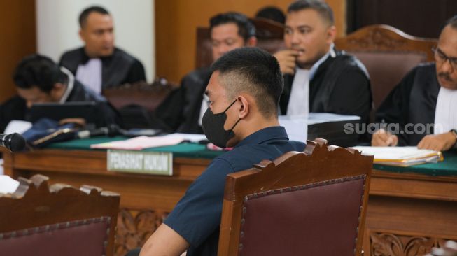 Terdakwa kasus penganiayaan David Ozora, Mario Dandy Satrio saat tiba untuk mengikuti sidang perdana di Pengadilan Negeri Jakarta Selatan, Selasa (13/6/2023). [Suara.com/Alfian Winanto]