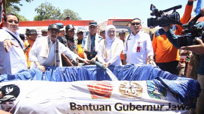 Gubernur Khofifah Pastikan BPBD Jatim Siaga dan Siap Dropping Air Bersih untuk Hadapi Ancaman Kekeringan