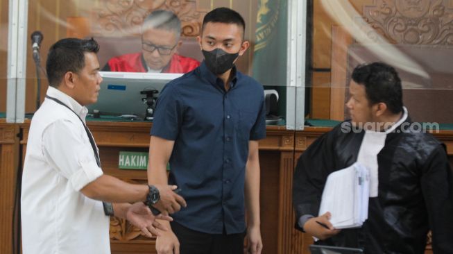 Terdakwa kasus penganiayaan David Ozora, Mario Dandy Satrio (tengah) saat tiba untuk mengikuti sidang perdana di Pengadilan Negeri Jakarta Selatan, Selasa (13/6/2023). [Suara.com/Alfian Winanto]