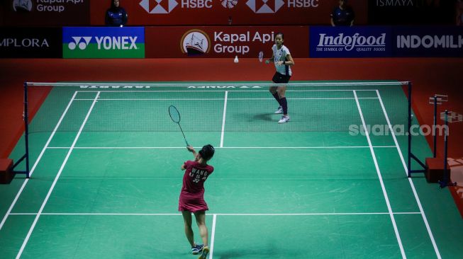 Pebulu tangkis tunggal putri Indonesia Putri Kusuma Wardani (atas) saat bertanding dengan tunggal putri Amerika Iris Wang dalam babak pertama (32 besar) turnamen Indonesia Open 2023 di Istora Senayan, Jakarta, Selasa (13/6/2023). [Suara.com/Alfian Winanto]