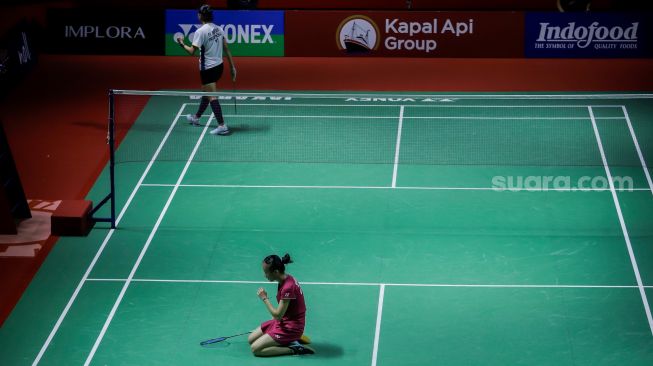 Pebulu tangkis tunggal putri Indonesia Putri Kusuma Wardani (atas) saat bertanding dengan tunggal putri Amerika Iris Wang dalam babak pertama (32 besar) turnamen Indonesia Open 2023 di Istora Senayan, Jakarta, Selasa (13/6/2023). [Suara.com/Alfian Winanto]