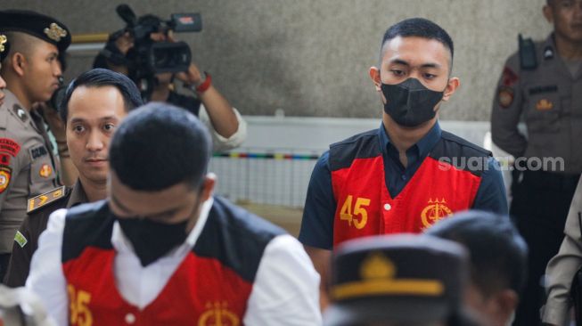 Terdakwa kasus penganiayaan David Ozora, Mario Dandy Satrio (kanan) dan Shane Lukas (kiri) saat tiba untuk mengikuti sidang lanjutan di Pengadilan Negeri Jakarta Selatan, Selasa (13/6/2023). [Suara.com/Alfian Winanto]