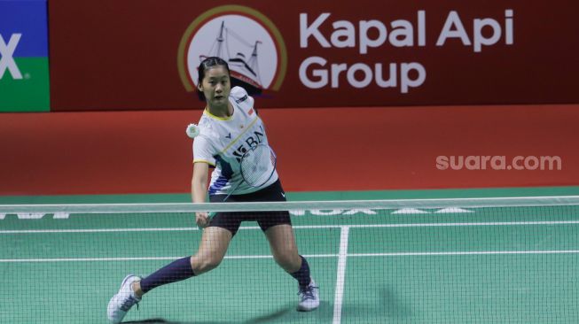 Pebulu tangkis tunggal putri Indonesia Putri Kusuma Wardani saat bertanding dengan tunggal putri Amerika Iris Wang dalam babak pertama (32 besar) turnamen Indonesia Open 2023 di Istora Senayan, Jakarta, Selasa (13/6/2023). [Suara.com/Alfian Winanto]