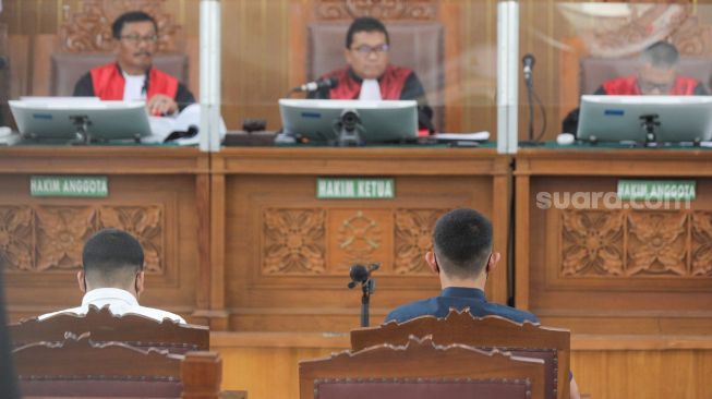 Terdakwa kasus penganiayaan David Ozora, Mario Dandy Satrio (kanan) dan Shane Lukas (kiri) saat tiba untuk mengikuti sidang lanjutan di Pengadilan Negeri Jakarta Selatan, Selasa (13/6/2023). [Suara.com/Alfian Winanto]