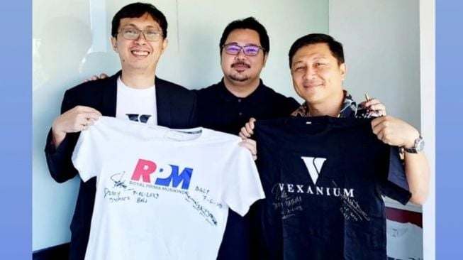 Danny Baskara selak founder Vexanium (kanan) bersama Indra M Putra (tengah) dan Oktav Panggabean (kanan) dari label RPM. [Instagram]