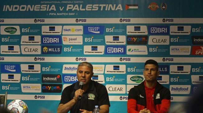 Pelatih Timnas Palestina Makram Dabboub (kiri) didampingi pesepak bola Tamer Seyam menjawab pertanyaan watawan saat konferensi pers jelang pertandingan Indonesia lawan Palestina di Surabaya, Jawa Timur, Selasa (13/6/2023). Timnas Indonesia akan bertanding melawan Timnas Palestina dalam FIFA Matchday pada Rabu (14/6/2023). ANTARA FOTO/Moch Asim/foc. 