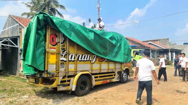 Kedepankan Keselamatan Berkendara, KST Beri Bantuan Untuk Sopir Truk di Sukabumi