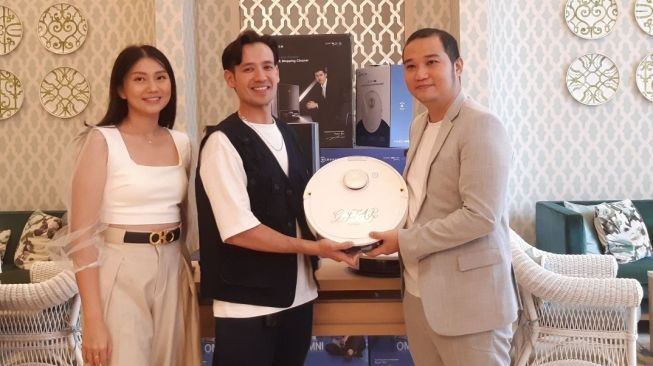 Tarra Budiman bersama Kevin Sunaryadi dan Aristia Chen selaku CEO Mazuta Group sebagai Authorized Distributor Ecovacs di Indonesia. [dokumentasi pribadi] 