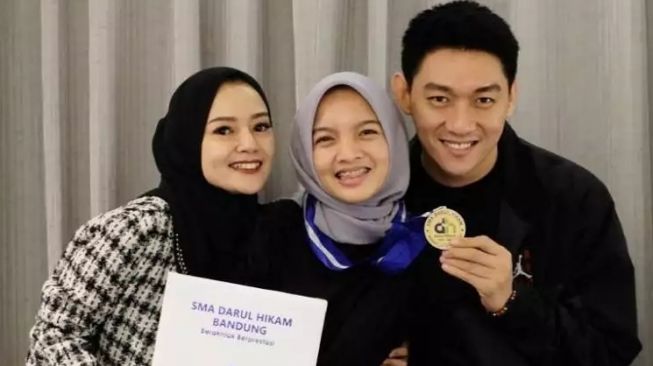 Momen musisi dampingi anak wisuda (Instagram/@babang_andikamahesa)