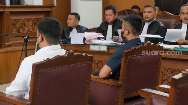 Terdakwa kasus penganiayaan David Ozora, Mario Dandy Satrio (kanan) dan Shane Lukas (kiri) saat tiba untuk mengikuti sidang lanjutan di Pengadilan Negeri Jakarta Selatan, Selasa (13/6/2023). [Suara.com/Alfian Winanto]