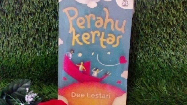 Navigasi Cinta dan Impian dalam Ulasan Novel Perahu Kertas yang Inspiratif