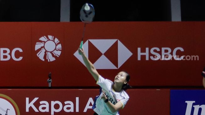 Pebulu tangkis tunggal putri Indonesia Putri Kusuma Wardani saat bertanding dengan tunggal putri Amerika Iris Wang dalam babak pertama (32 besar) turnamen Indonesia Open 2023 di Istora Senayan, Jakarta, Selasa (13/6/2023). [Suara.com/Alfian Winanto]