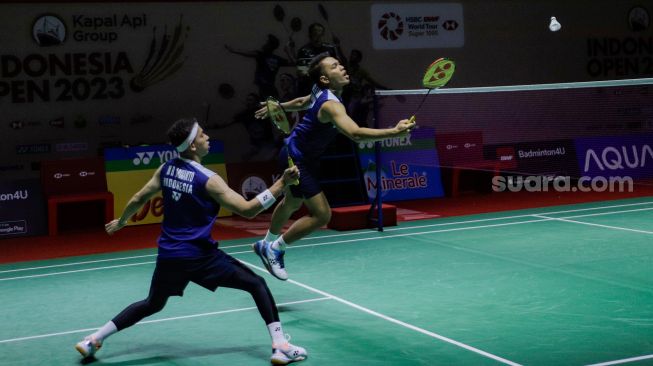 Pebulu tangkis ganda putra Indonesia Fajar Alfian (kanan) dan Muhammad Rian Ardianto (kiri) saat bertanding dengan ganda putra Denmark Jeppe Bay dan Lasse Molhede dalam babak pertama (32 besar) turnamen Indonesia Open 2023 di Istora Senayan, Jakarta, Selasa (13/6/2023). [Suara.com/Alfian Winanto]