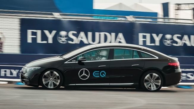 Dalam event Formula E Jakarta, PT MBDI menawarkan pengalaman kepada para tamu VIP untuk mencoba lini kendaraan Mercedes-EQ yang sudah semakin lengkap dengan hadirnya Mercedes-EQA dan EQB [PT MBDI].