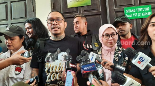 Ayah David Ozora, Jonathan Latumahina saat berada di Pengadilan Negeri Jakarta Selatan usai memberikan kesaksian kasus penganiayaan terhadap putranya yang dilakukan Mario Dandy Satriyo.