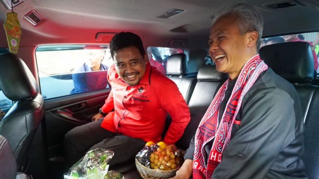 Bobby Nasution tampak mesra dengan Ganjar.