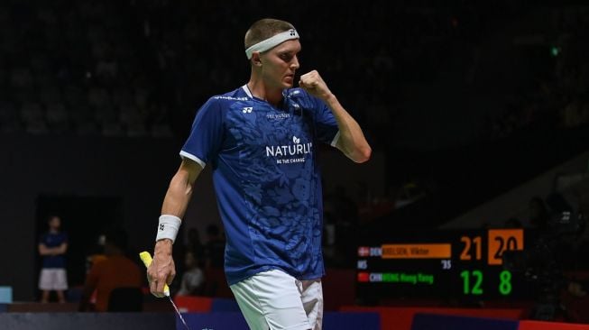 Pebulu tangkis tunggal putra Denmark Viktor Axelsen bereaksi usai meraih poin dari tunggal putra China Weng Hong Yang dalam babak pertama (32 besar) turnamen Indonesia Open 2023 di Istora Senayan, Jakarta, Selasa (13/6/2023). Pebulu tangkis tunggal putra peringkat satu dunia tersebut menang dalam dua gim langsung (21-12, 21-8) sehingga memastikan lolos ke babak kedua (16 besar). ANTARA FOTO/Aditya Pradana Putra/foc. 