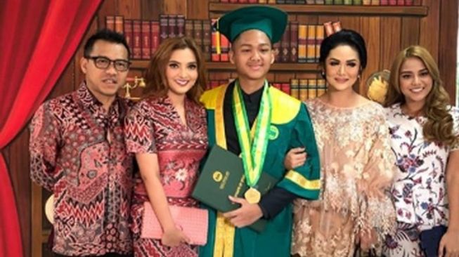 Momen musisi dampingi anak wisuda (Instagram/@babang_andikamahesa)