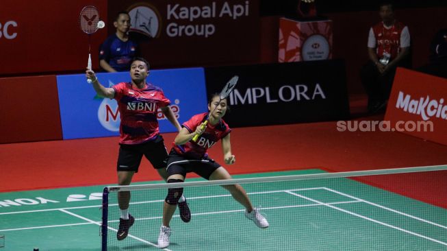 Pebulu tangkis ganda campuran Indonesia Lisa Ayu Kusumawati (kanan) dan Rehan Naufal Kusharjanto (kiri) saat bertanding dengan ganda campuran Malaysia Goh Soon Huat dan Shevon Jemie Lai dalam babak pertama (32 besar) turnamen Indonesia Open 2023 di Istora Senayan, Jakarta, Selasa (13/6/2023). [Suara.com/Alfian Winanto]