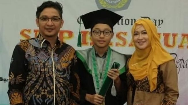 Momen musisi dampingi anak wisuda (Instagram/@kiesha.alvaro)