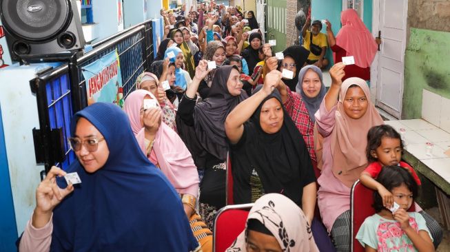 Cuma Rp 15.000, Ibu-ibu di Bekasi Bisa Tebus Paket Sembako Dari Relawan SandiUno