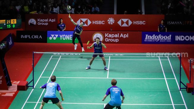 Pebulu tangkis ganda putra Indonesia Fajar Alfian (kanan) dan Muhammad Rian Ardianto (kiri) saat bertanding dengan ganda putra Denmark Jeppe Bay dan Lasse Molhede dalam babak pertama (32 besar) turnamen Indonesia Open 2023 di Istora Senayan, Jakarta, Selasa (13/6/2023). [Suara.com/Alfian Winanto]