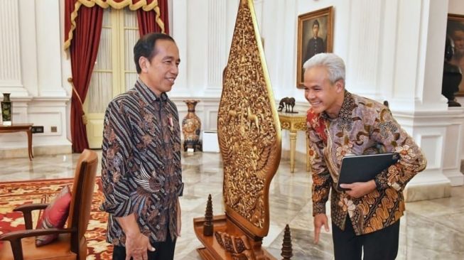 Presiden Jokowi saat menerima Gubernur Jawa Tengah, Ganjar Pranowo di Istana Negara pada Selasa (13/6/2023). [Dok Pemprov Jateng]