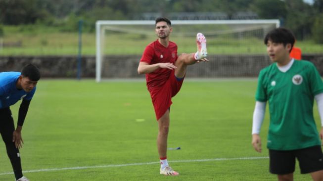 Sandy Walsh saat berlatih bersama Timnas Indonesia senior (pssi.org)