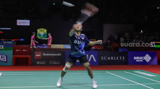 Pebulu tangkis tunggal putra Indonesia Anthony Sinisuka Ginting saat bertanding dengan tunggal putra Denmark Hans-Kristian Solberg VITTINGHUS dalam babak pertama (32 besar) turnamen Indonesia Open 2023 di Istora Senayan, Jakarta, Rabu (14/6/2023). [Suara.com/Alfian Winanto]
