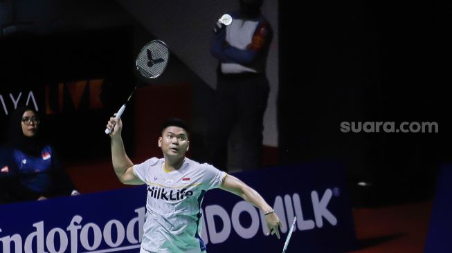 Pebulu tangkis ganda campuran Indonesia Praveen Jordan (kiri) saat melawan ganda campuran Malaysia Chan Peng Soon dan Cheah Yee See dalam babak pertama (32 besar) turnamen Indonesia Open 2023 di Istora Senayan, Jakarta, Rabu (14/6/2023). [Suara.com/Alfian Winanto]