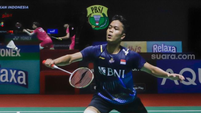 Pebulu tangkis tunggal putra Indonesia Anthony Sinisuka Ginting saat bertanding dengan tunggal putra Denmark Hans-Kristian Solberg VITTINGHUS dalam babak pertama (32 besar) turnamen Indonesia Open 2023 di Istora Senayan, Jakarta, Rabu (14/6/2023). [Suara.com/Alfian Winanto]
