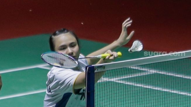 Pebulu tangkis ganda campuran Indonesia Melati Daeva Oktavianti saat melawan ganda campuran Malaysia Chan Peng Soon dan Cheah Yee See dalam babak pertama (32 besar) turnamen Indonesia Open 2023 di Istora Senayan, Jakarta, Rabu (14/6/2023). [Suara.com/Alfian Winanto]