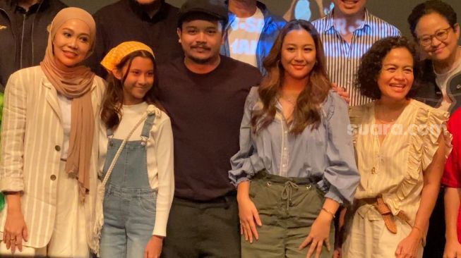 Derby Romero, Sherina Munaf beserta pemain dan sutradara film Petualangan Sherina 2 di kawasan Senayan, Jakarta, Rabu (14/6/2023)  [Suara.com/Adiyoga Priyambodo].