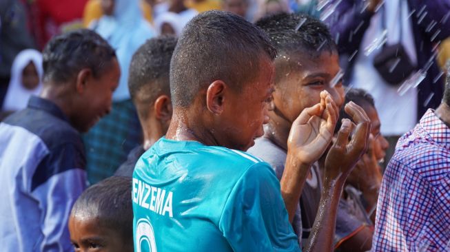 Wakaf Sarana Air Bersih dan Khitan Massal Bikin Anak-Anak di NTT Tersenyum Bahagia