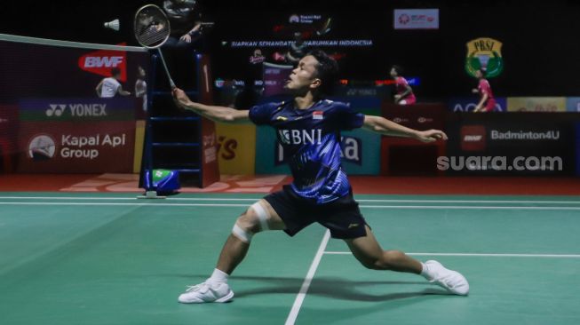 Pebulu tangkis tunggal putra Indonesia Anthony Sinisuka Ginting saat bertanding dengan tunggal putra Denmark Hans-Kristian Solberg VITTINGHUS dalam babak pertama (32 besar) turnamen Indonesia Open 2023 di Istora Senayan, Jakarta, Rabu (14/6/2023). [Suara.com/Alfian Winanto]
