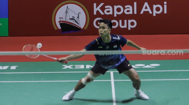 Pebulu tangkis tunggal putra Indonesia Anthony Sinisuka Ginting saat bertanding dengan tunggal putra Denmark Hans-Kristian Solberg VITTINGHUS dalam babak pertama (32 besar) turnamen Indonesia Open 2023 di Istora Senayan, Jakarta, Rabu (14/6/2023). [Suara.com/Alfian Winanto]
