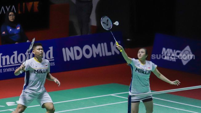 Pebulu tangkis ganda campuran Indonesia Melati Daeva Oktavianti (kanan) dan Praveen Jordan (kiri) saat melawan ganda campuran Malaysia Chan Peng Soon dan Cheah Yee See dalam babak pertama (32 besar) turnamen Indonesia Open 2023 di Istora Senayan, Jakarta, Rabu (14/6/2023). [Suara.com/Alfian Winanto]