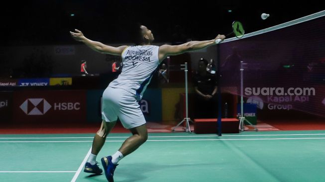 Pebulu tangkis ganda putra Indonesia Pramudya Kusumawardana saat bertanding dengan ganda putra Inggris Ben Lane dan Sean Vendy dalam babak pertama (32 besar) turnamen Indonesia Open 2023 di Istora Senayan, Jakarta, Rabu (14/6/2023). [Suara.com/Alfian Winanto]