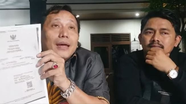 Pengacara Puput Sudrajat, Raja dan Gus Roffi menggelar jumpa pers terkait Doddy sudrajat yang tak mengakui A sebagai putrinya. [YouTube Cumicumi]