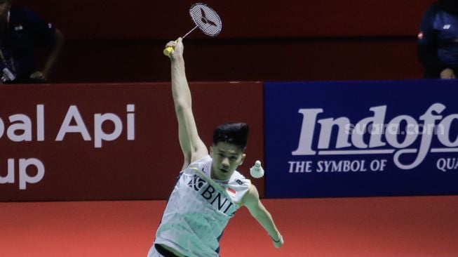 Pebulu tangkis ganda putra Indonesia Yeremia Yacob Rambitan saat bertanding dengan ganda putra Inggris Ben Lane dan Sean Vendy dalam babak pertama (32 besar) turnamen Indonesia Open 2023 di Istora Senayan, Jakarta, Rabu (14/6/2023). [Suara.com/Alfian Winanto]